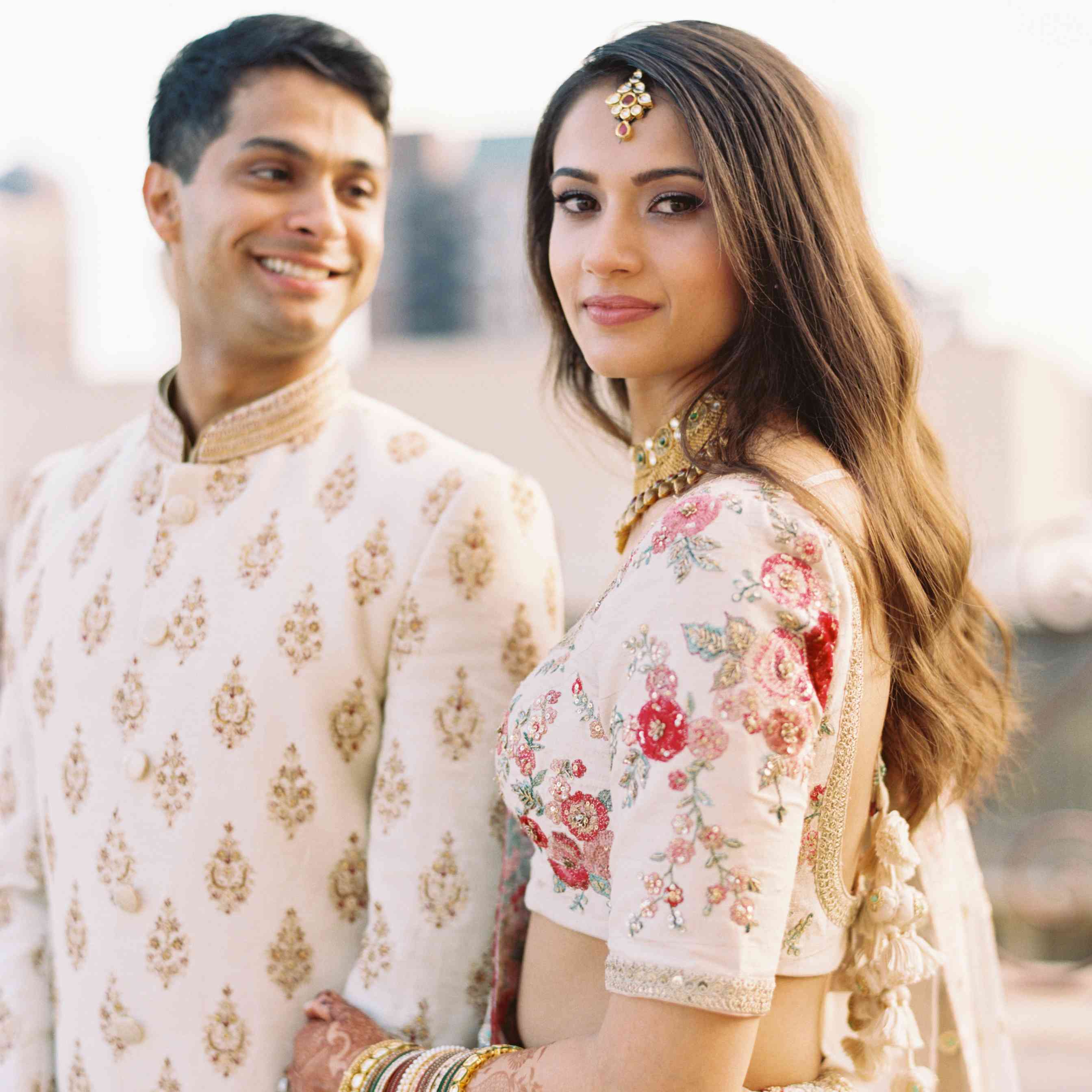 <p>新娘和新郎传统服装</p>