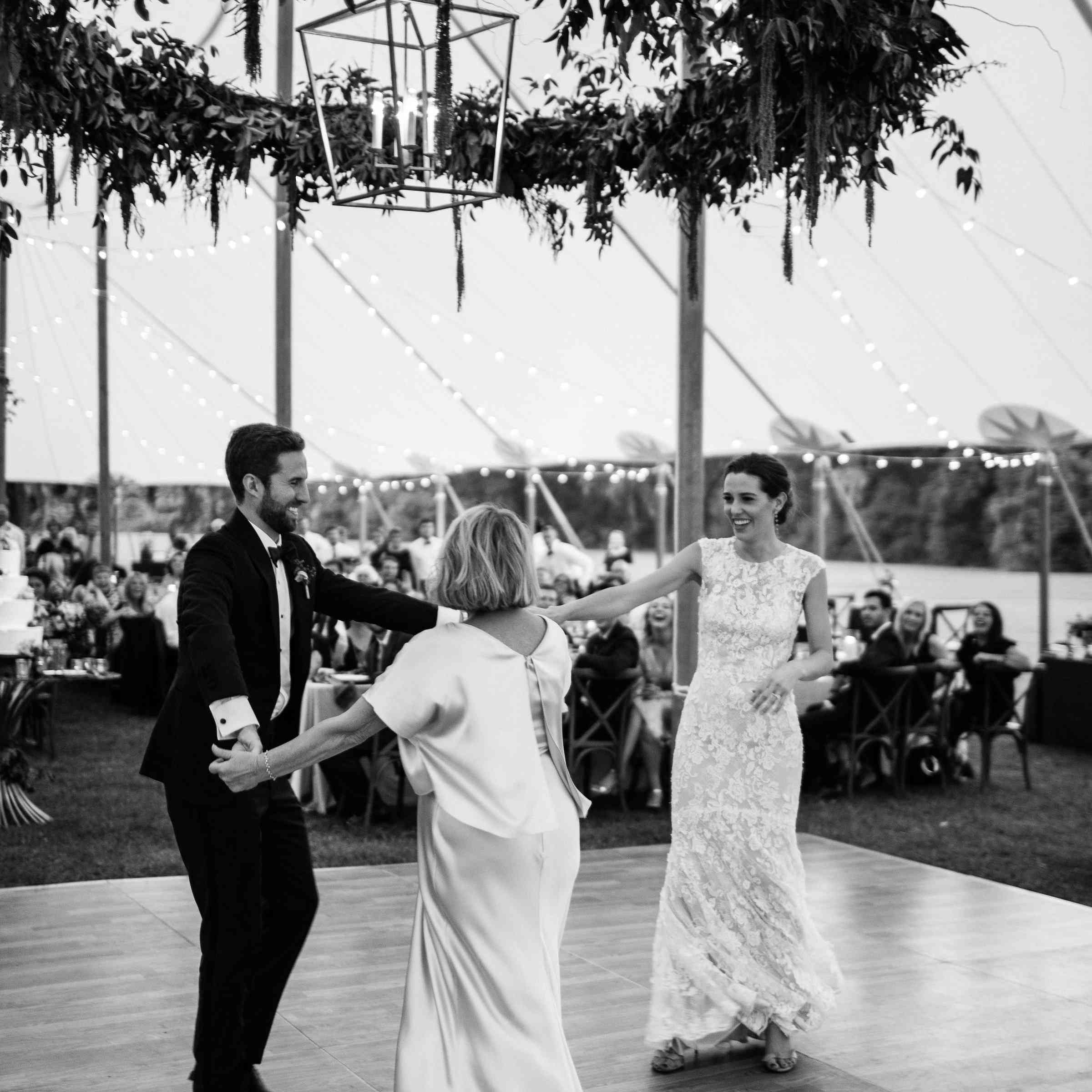 新娘和新郎与母亲跳舞