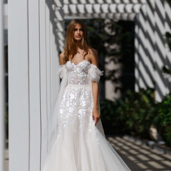 模型露肩A线礼服与花卉刺绣花边和薄纱袖下降