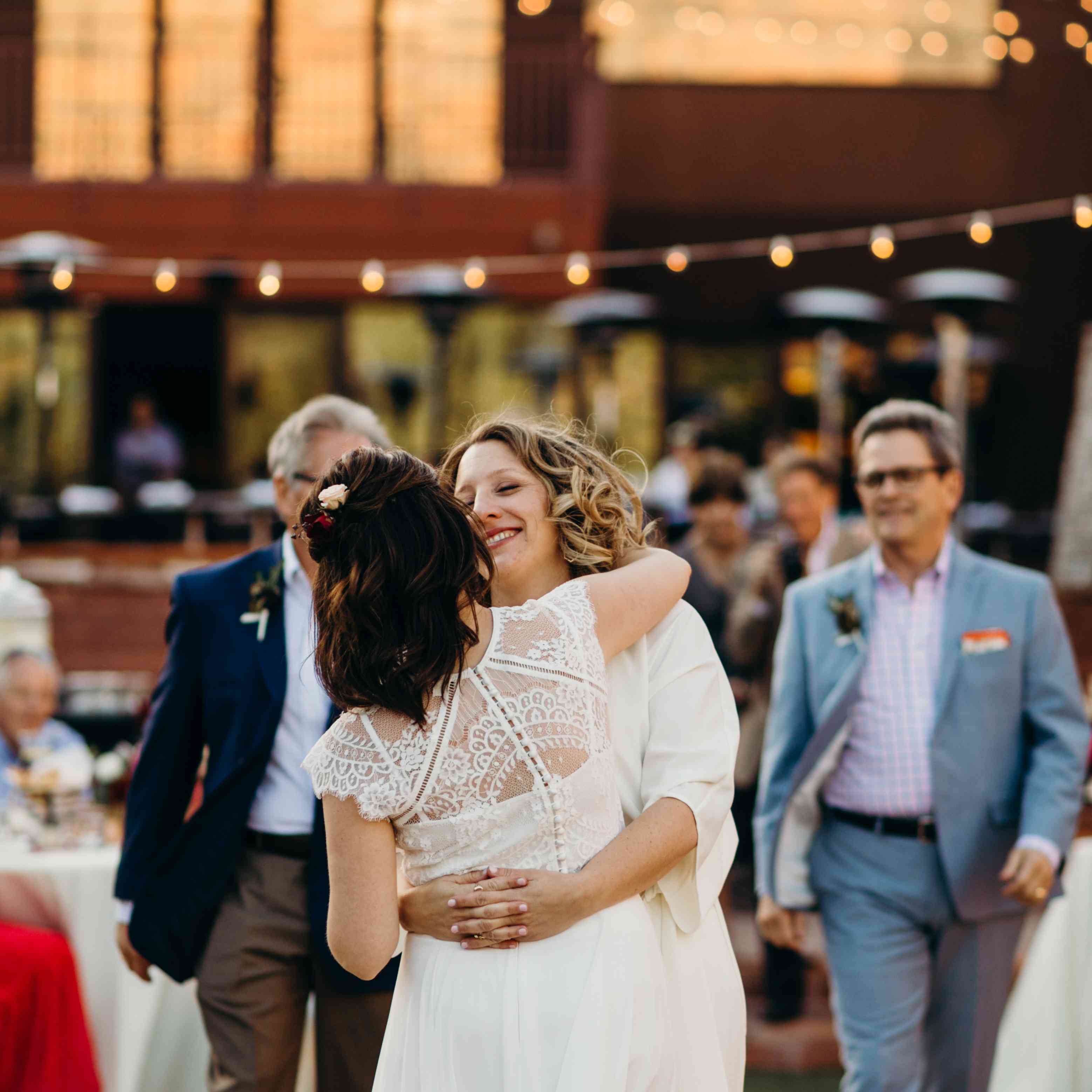 <p>第一个舞蹈新娘同性恋婚礼</p><br><br>