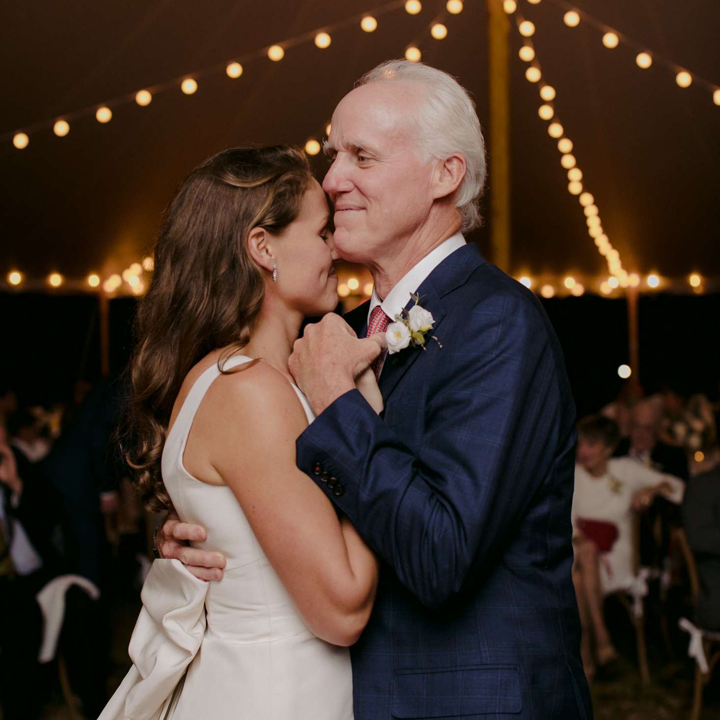 在家质朴马萨诸塞州举行婚礼，新娘和爸爸跳舞