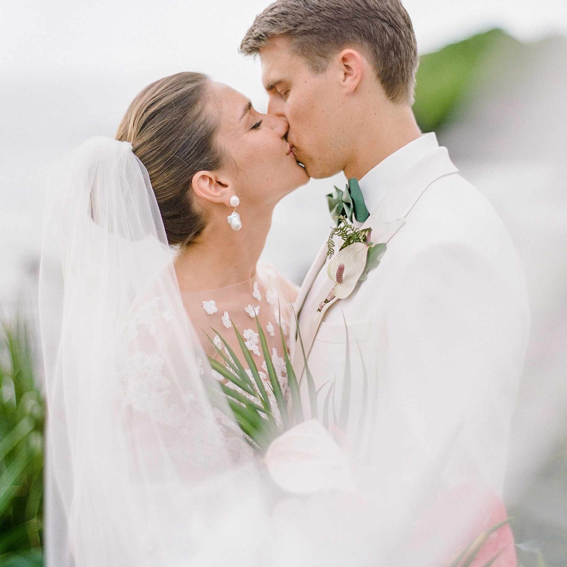 新娘和新郎亲吻