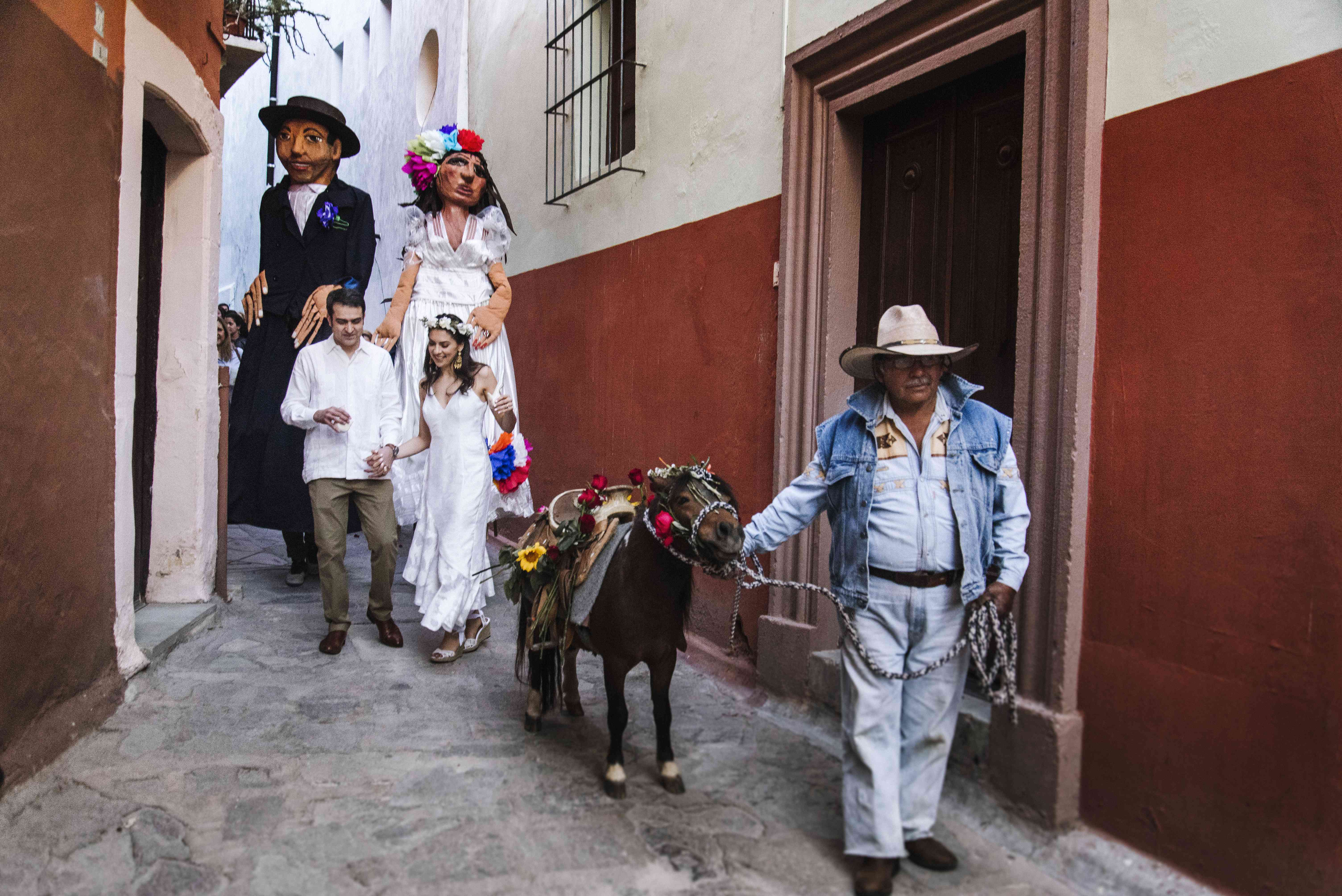 新娘和新郎和龙舌兰酒驴