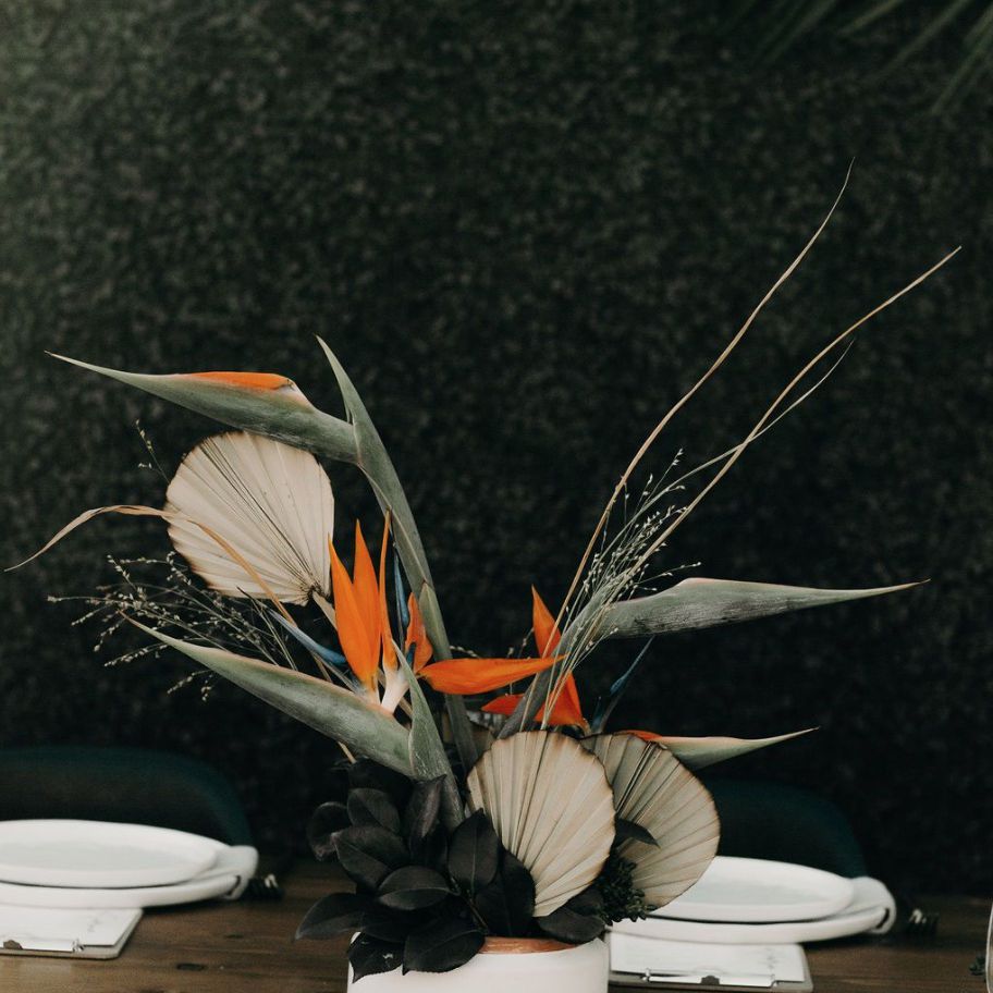 干棕榈叶和天堂鸟的核心布置