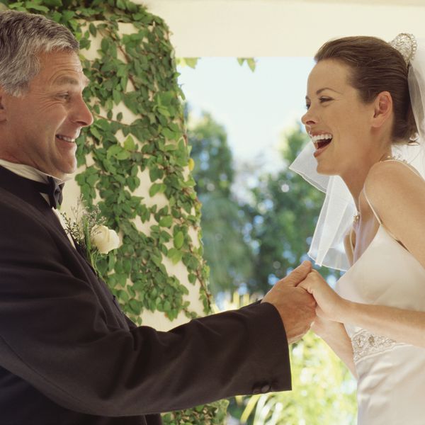 新娘的父亲在婚宴上与新娘跳舞