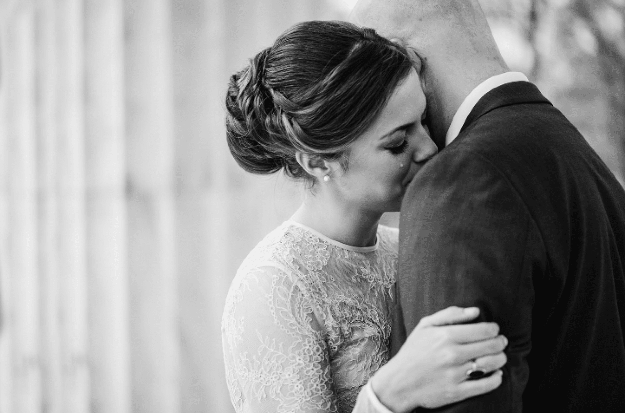 夫妇拥抱“class=