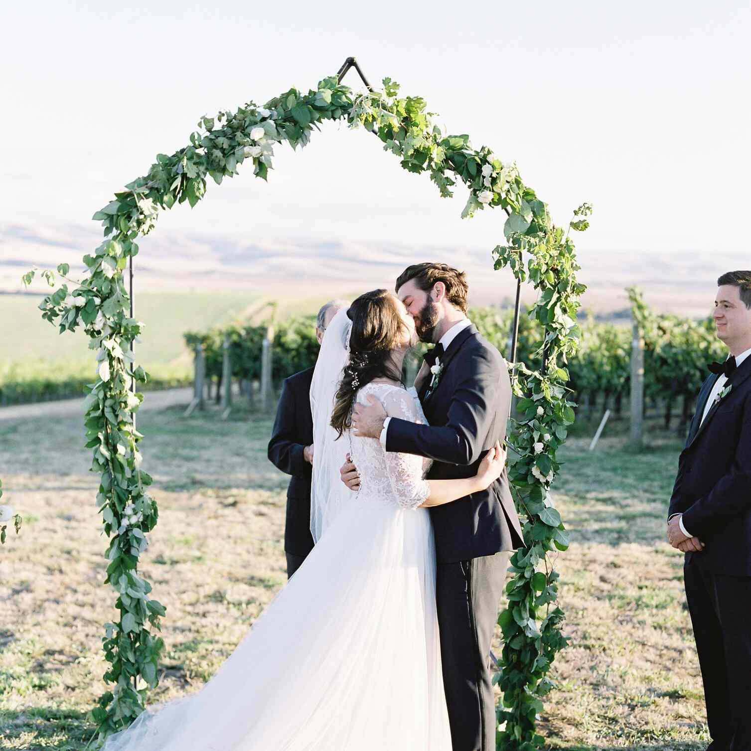 情侣在酒厂的婚礼上接吻