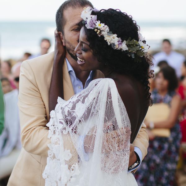 新娘和新郎亲吻脸颊