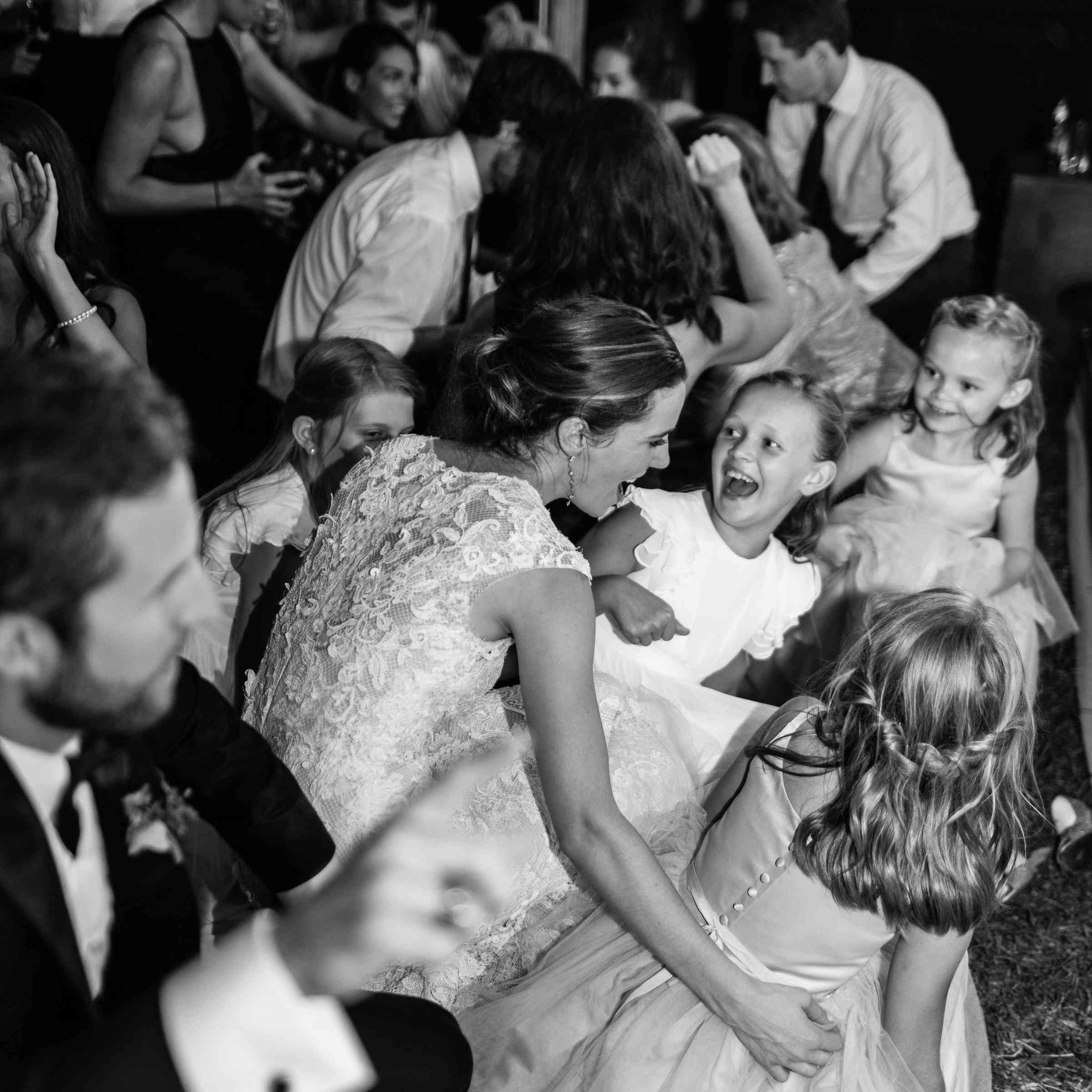 <p>新娘与花童跳舞</p><br><br>