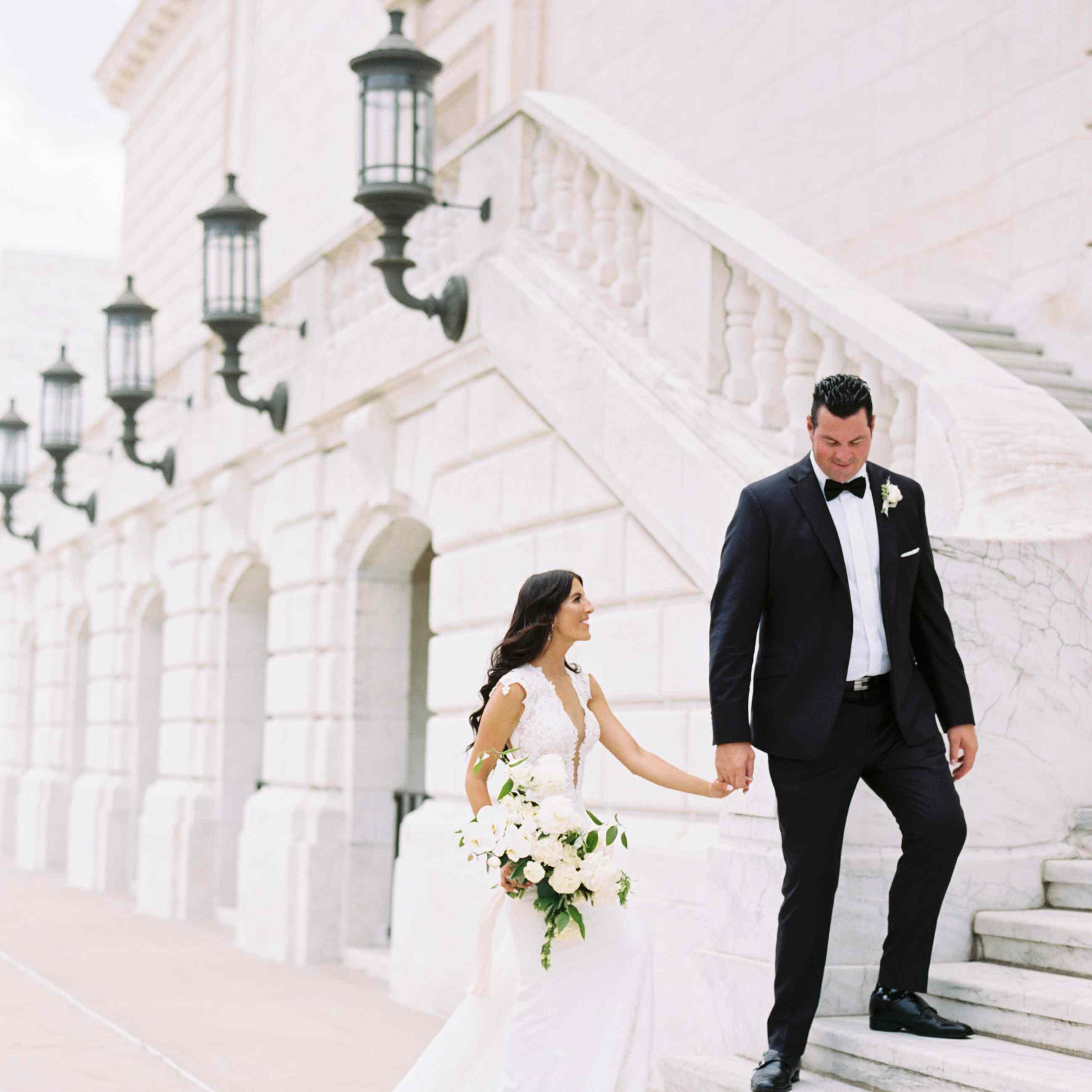 新娘和新郎摆姿势照相