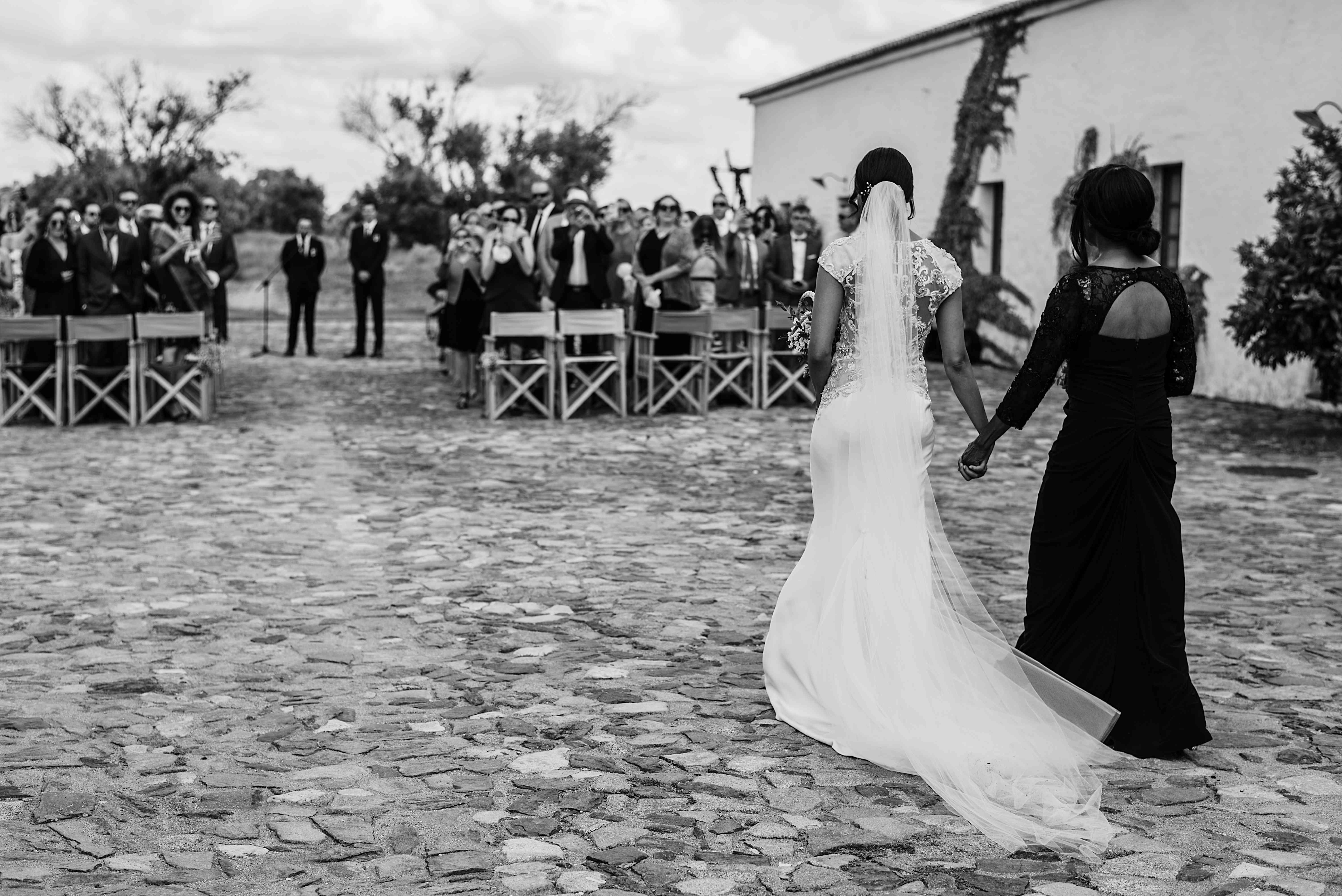 新娘和母亲进入cermeony