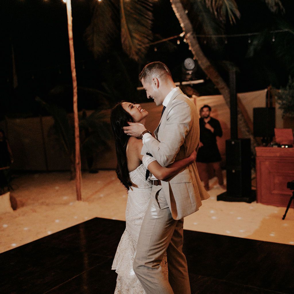 这对夫妻分享他们的第一支舞