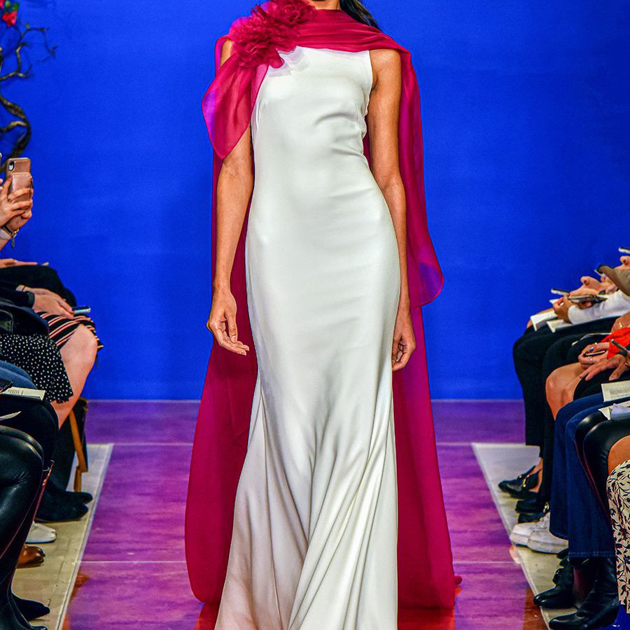 模特穿着高领绉纱礼服配着紫红色的透明硬纱丝巾