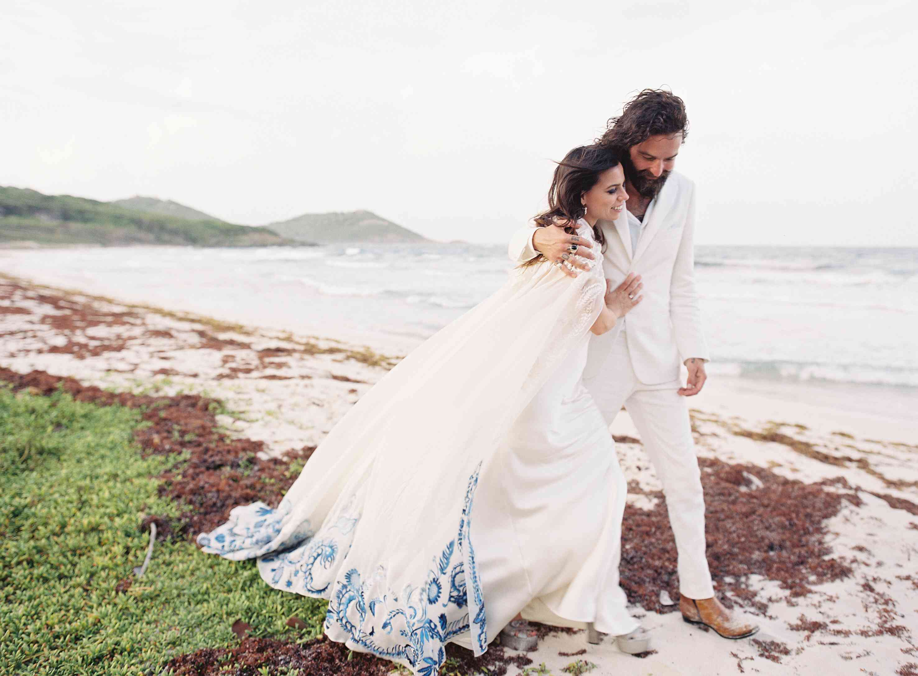 新娘和新郎在海边