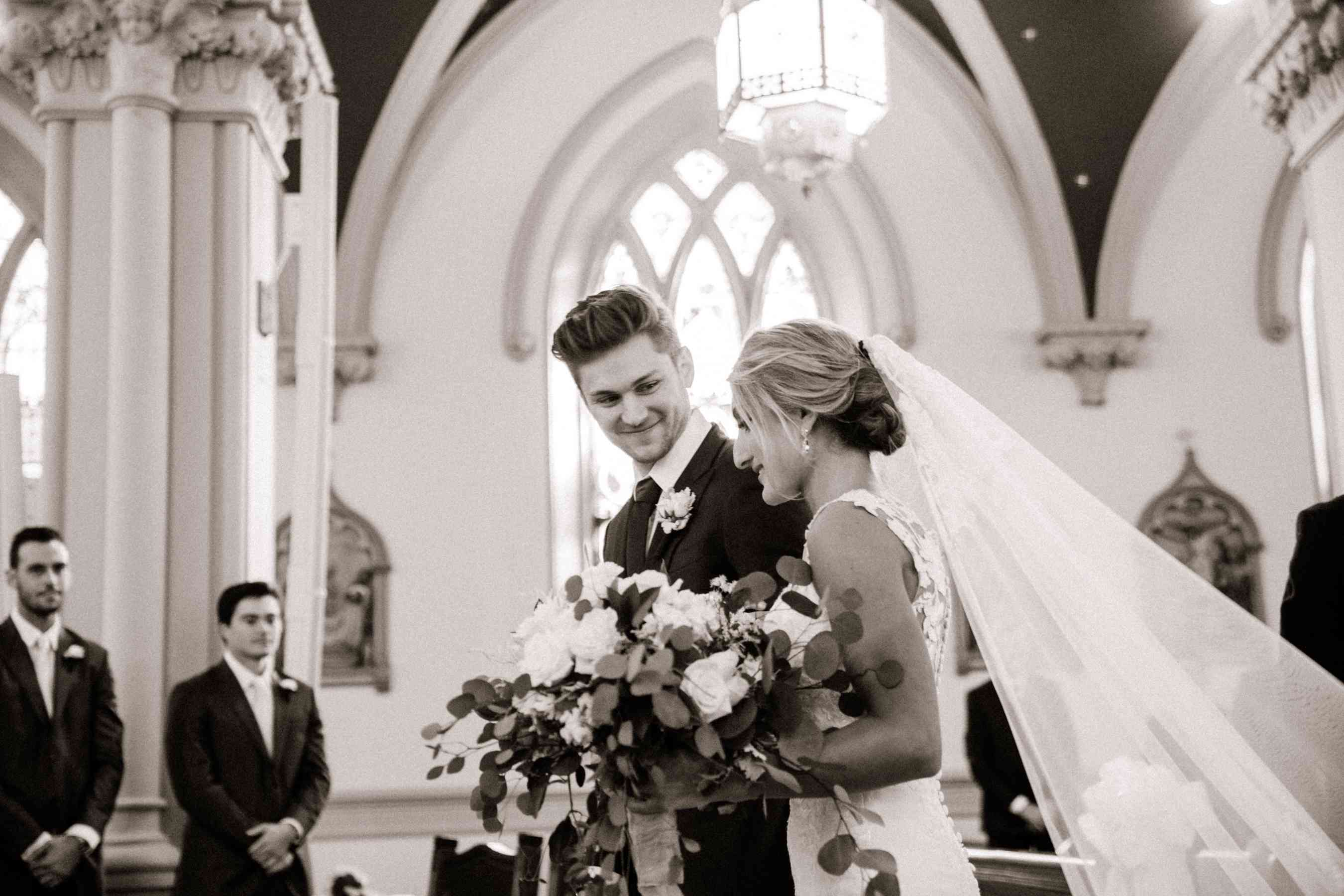 新娘和新郎在教会里