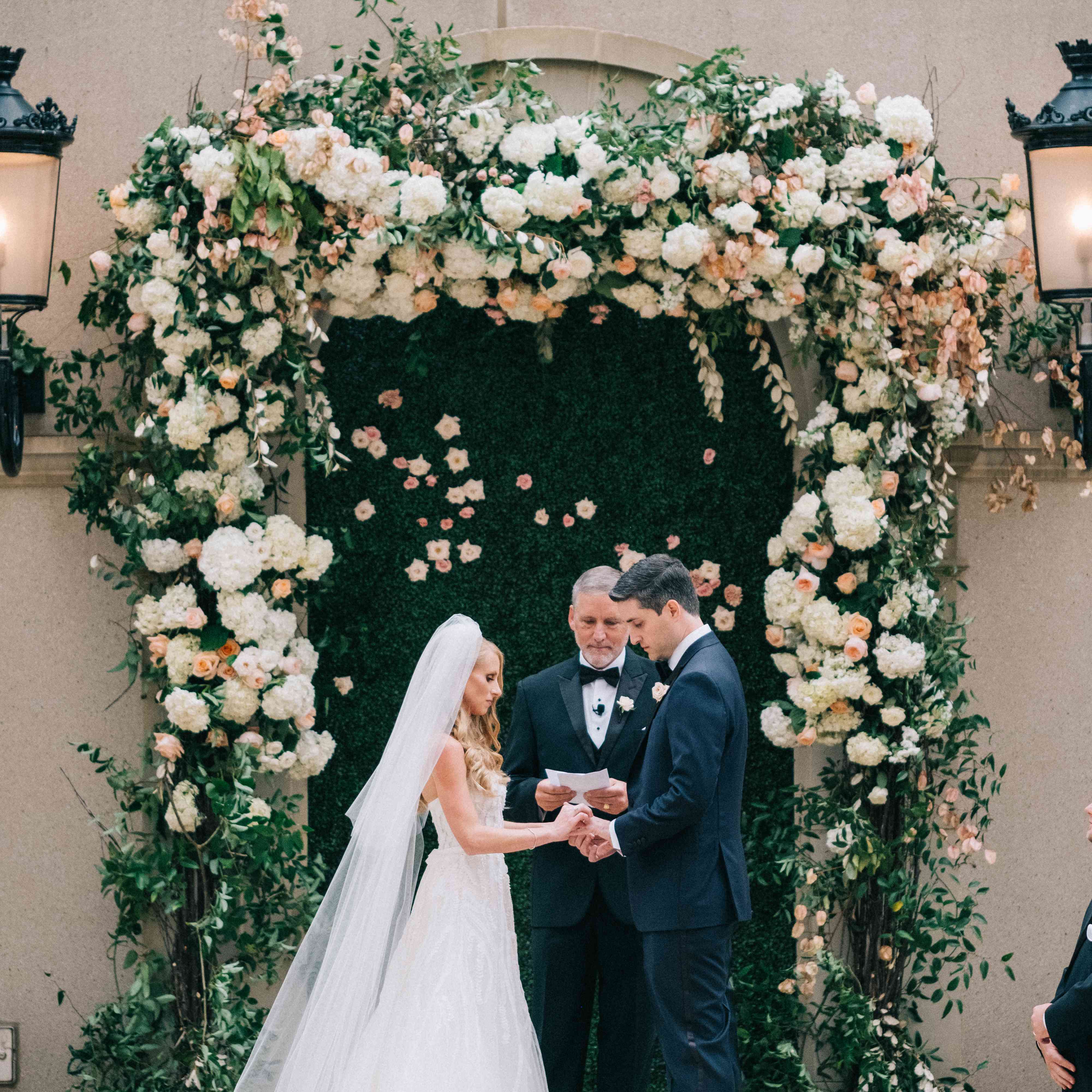 祭坛上的新娘和新郎