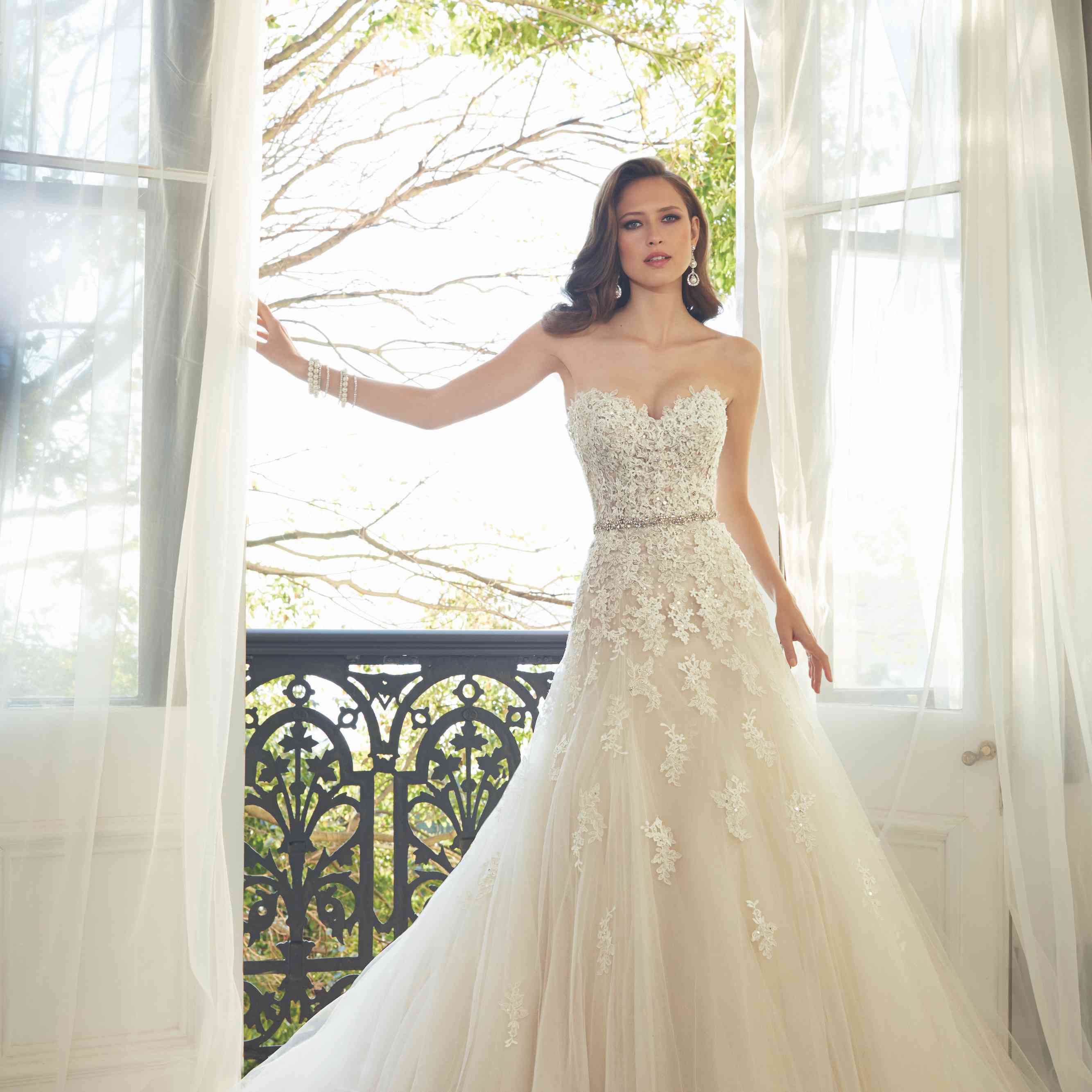 索菲亚·托利(Sophia Tolli)身穿蒙切里·普林亚(Mon Cheri Prinia)礼服