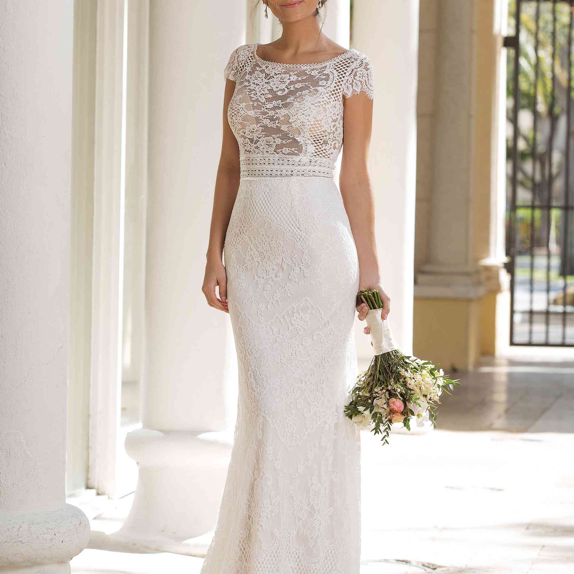 模特在错觉紧身礼服与全花边