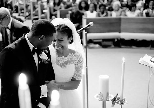 新郎和新娘在婚礼上大笑