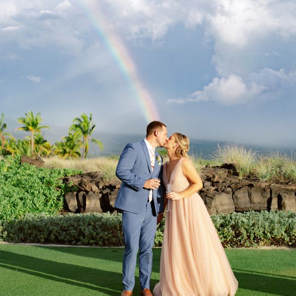 泰勒怀尔德和凯特琳木桐分别在Kohanaiki在夏威夷大岛结婚。