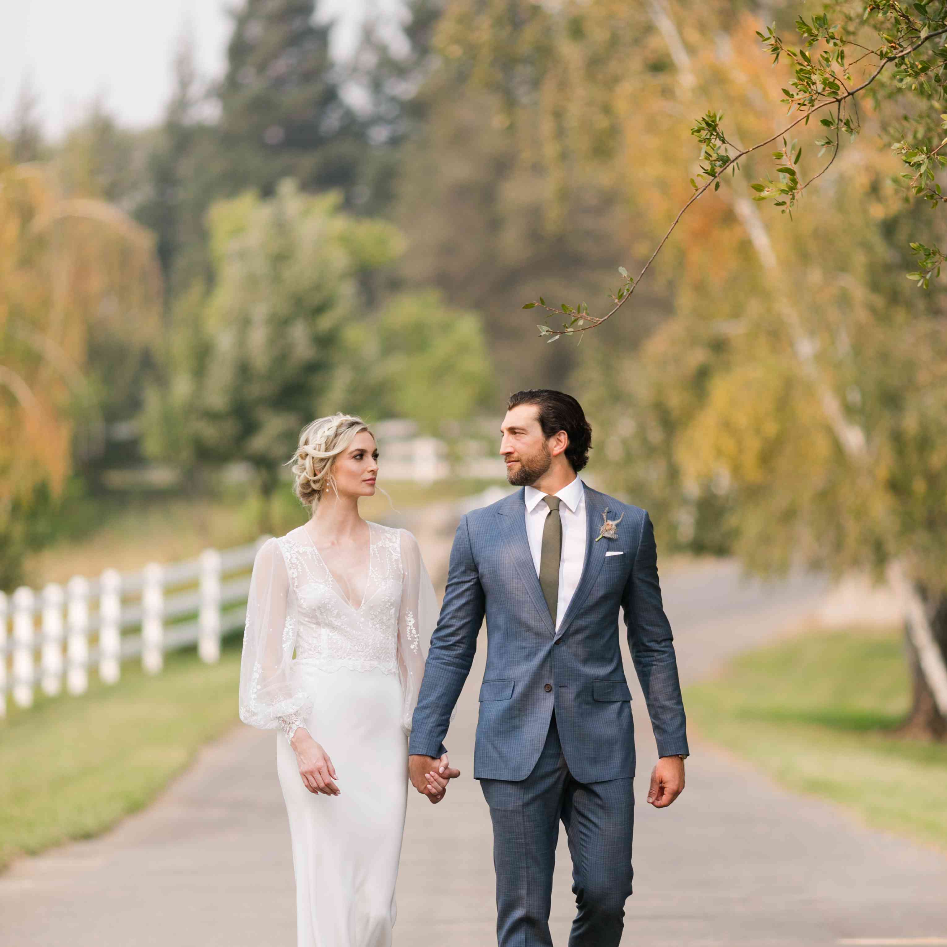 新娘和新郎步行