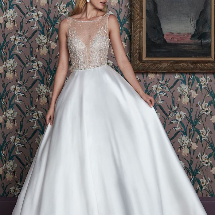 模特在幻想紧身舞会礼服结婚礼服