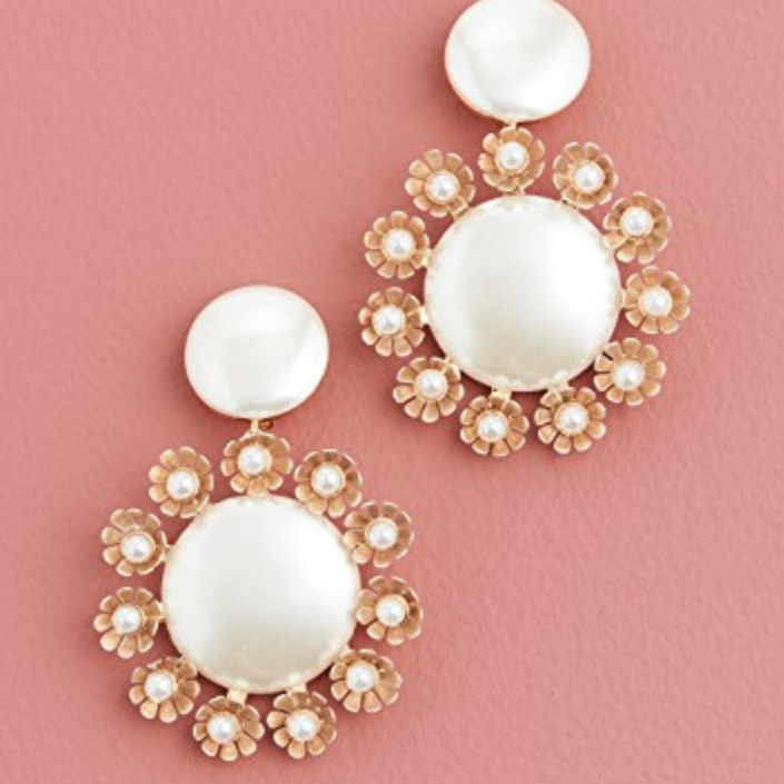 圆形耳环与修剪羽毛