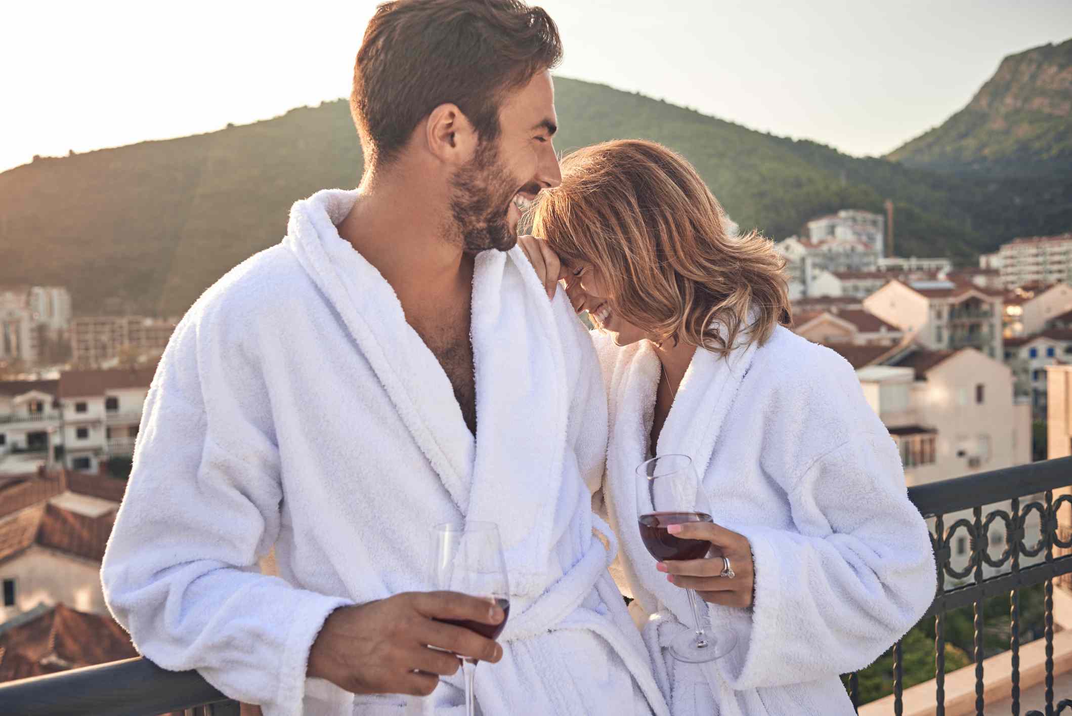 穿着长袍笑的情侣