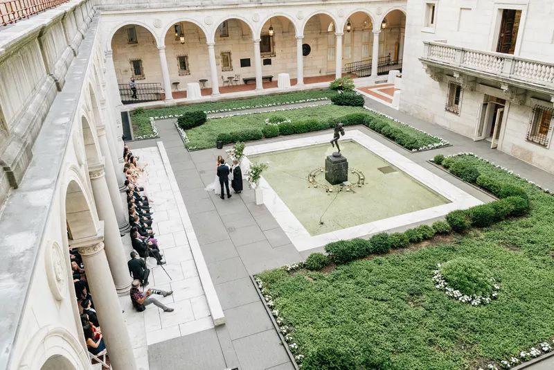 在波士顿公共图书馆的院子里举行婚礼