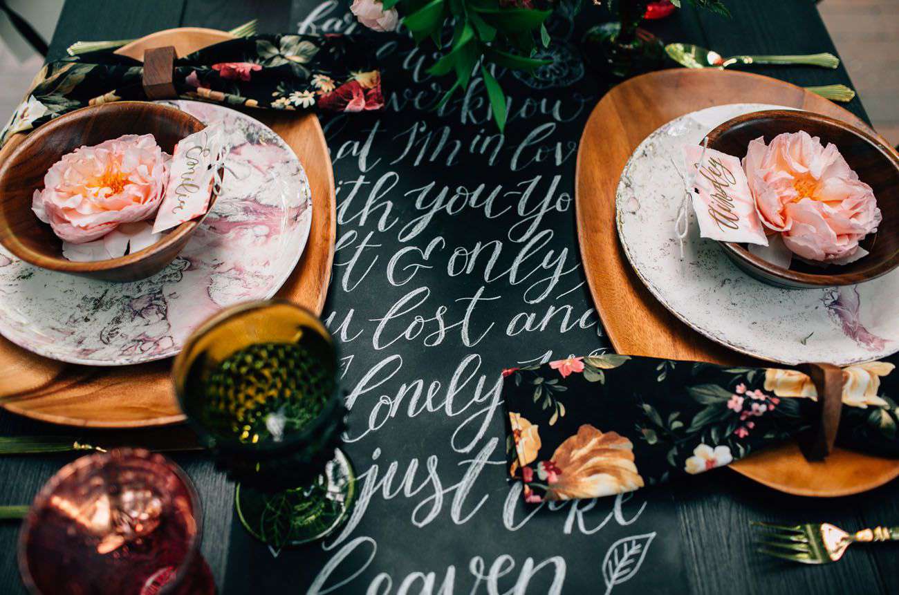 个人桌子赛跑者与书法写的誓言