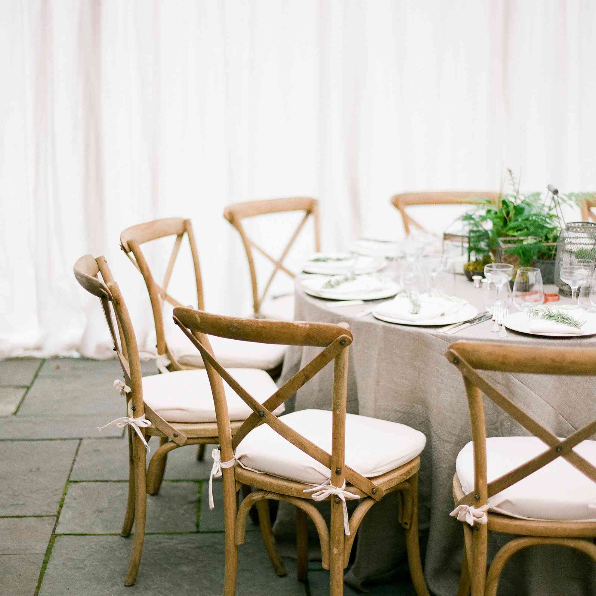 搭建一个坚固的表面作为你的帐篷的基础。