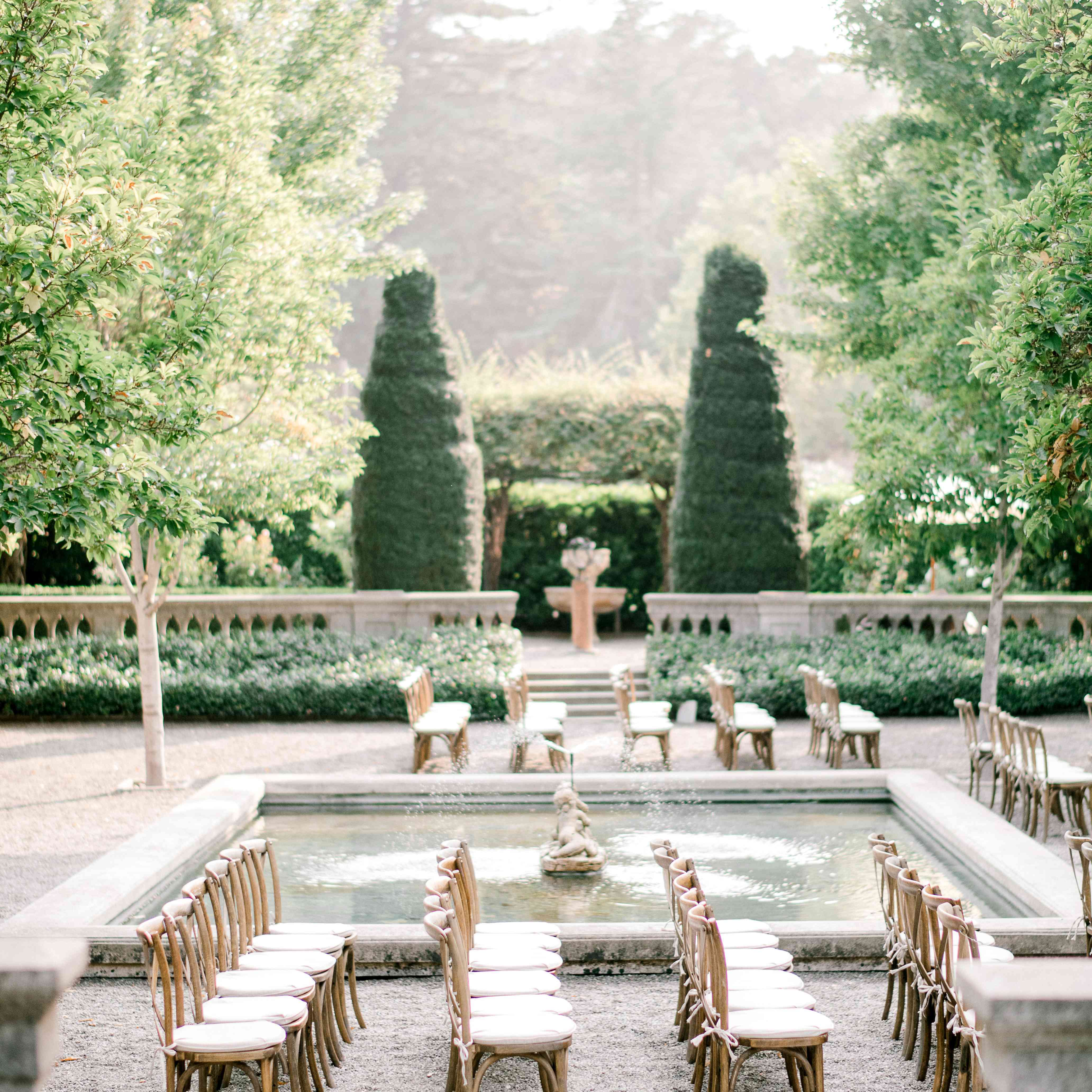 婚礼在庭院庭院里