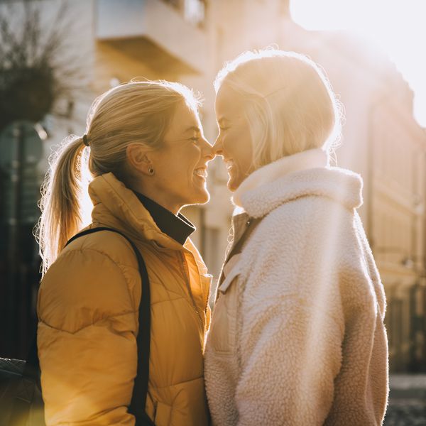 微笑的女人抚摸着城市的鼻子
