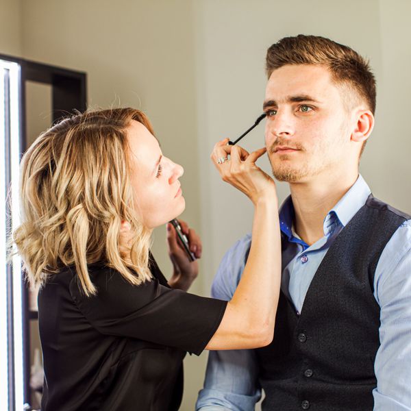 和化妆师一起打扮