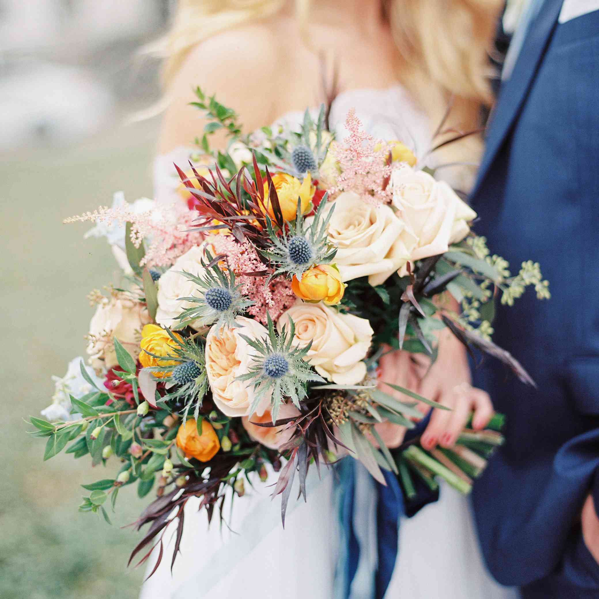 异想天开大草原婚礼，新娘手捧纹理秋天花束