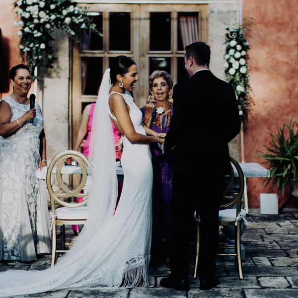 新娘和新郎在仪式上