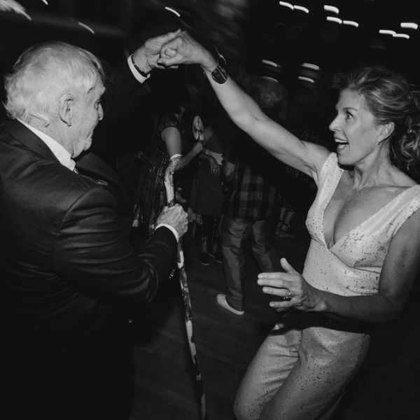 老夫妇在婚礼上跳舞