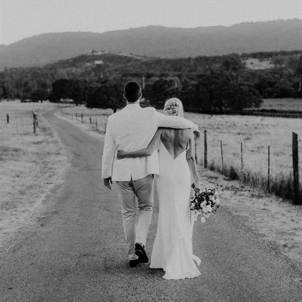 新娘和新郎走路