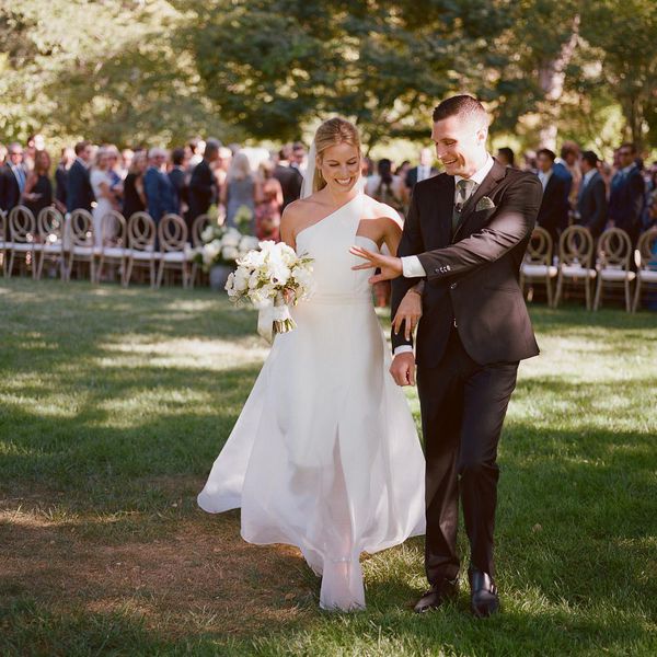 新郎看着结婚戒指