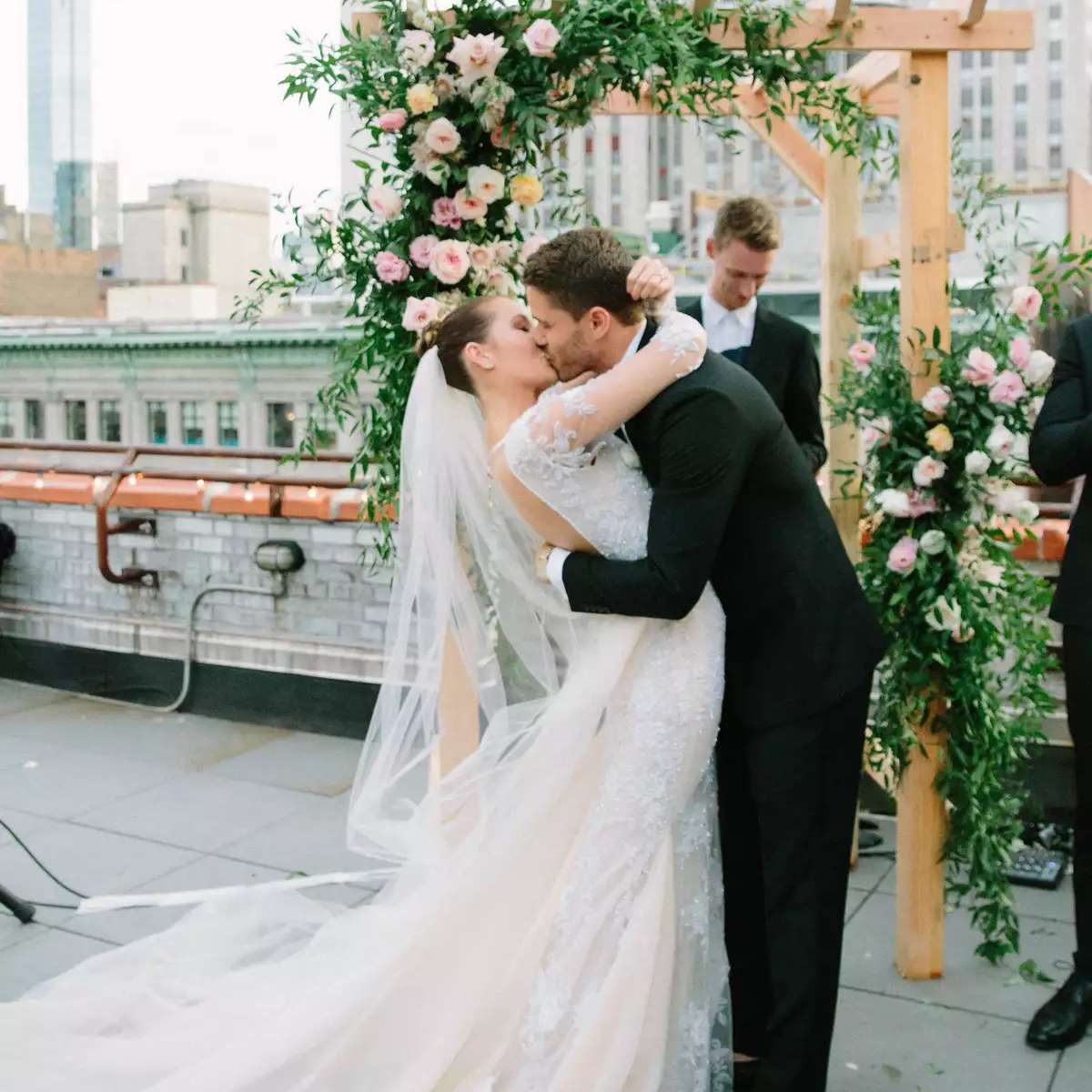 木制的婚礼拱门上有绿色植物