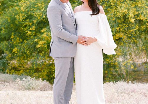 已经怀孕的新娘随着婴儿凹凸婚礼当天