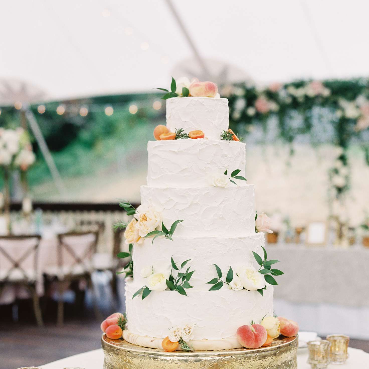有鲜花和水果的五层白色婚礼蛋糕