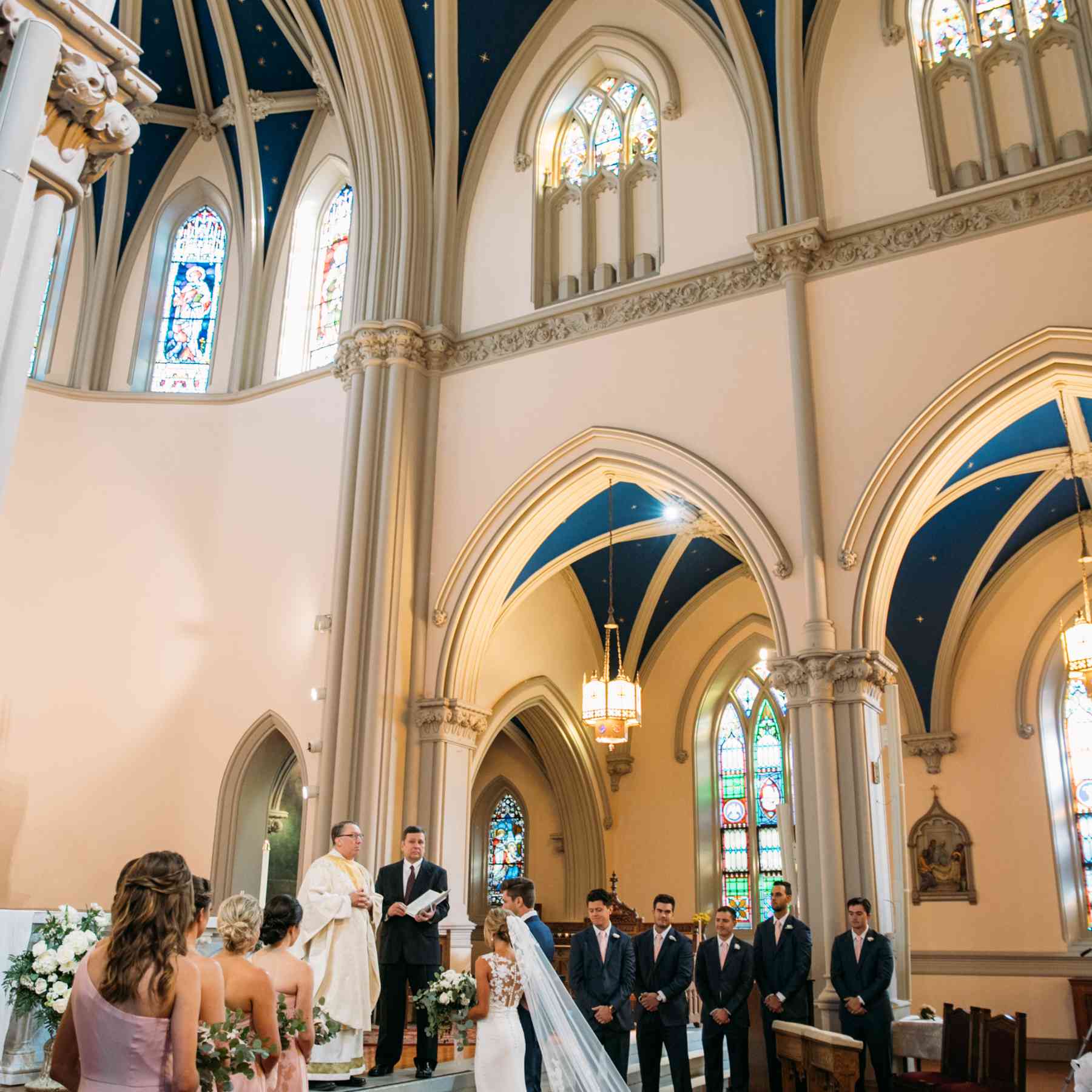 新娘和新郎在祭坛