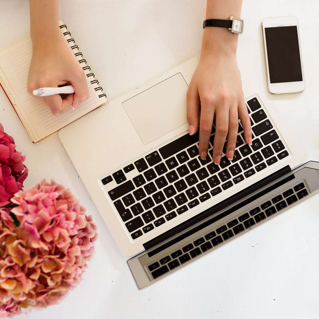 在笔记本和使用膝上型计算机的妇女文字