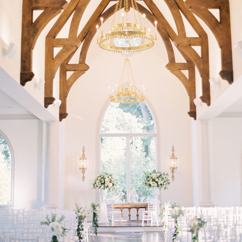 婚礼在一个明亮的小教堂举行