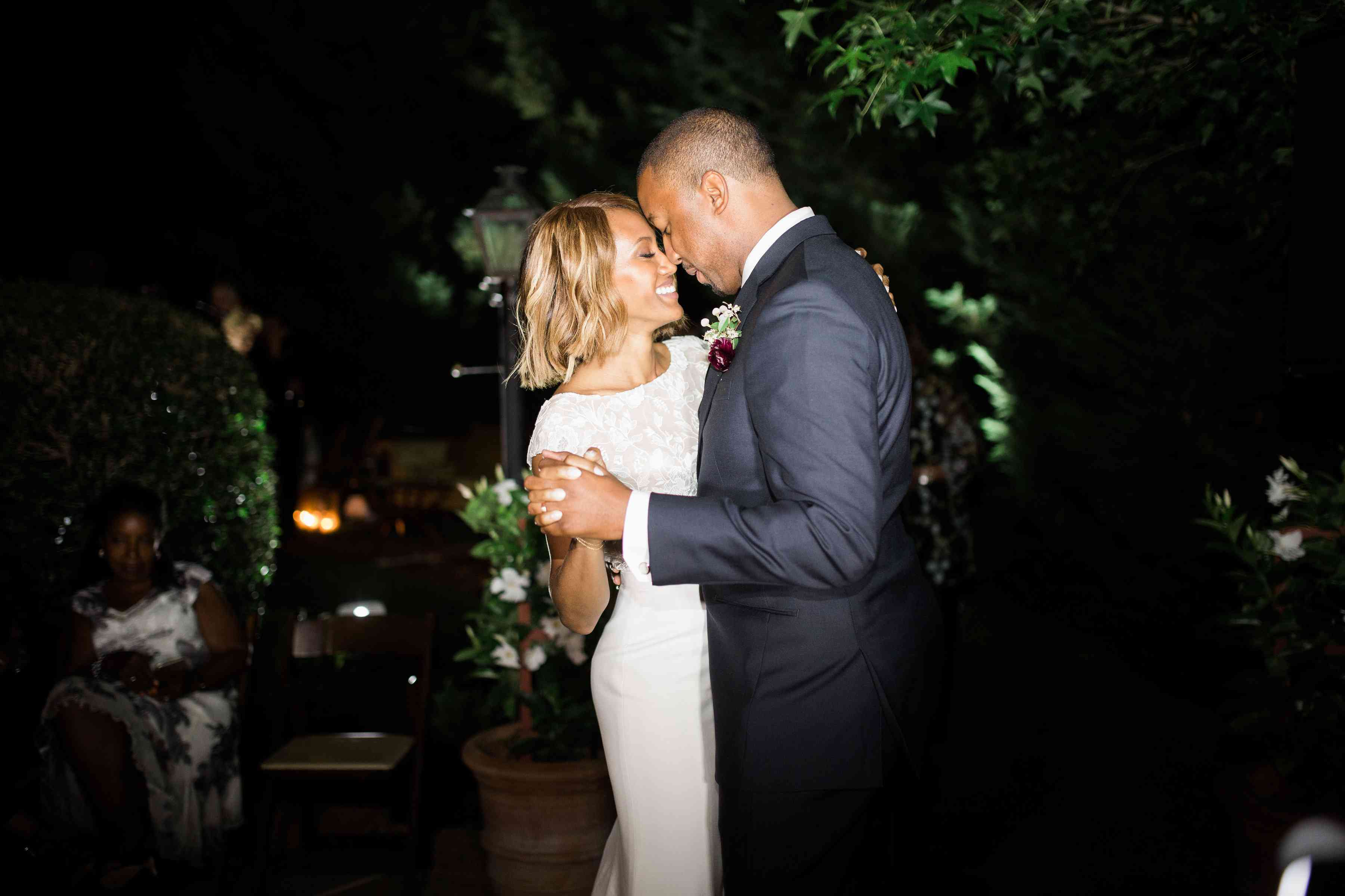 第一支舞时新婚夫妇