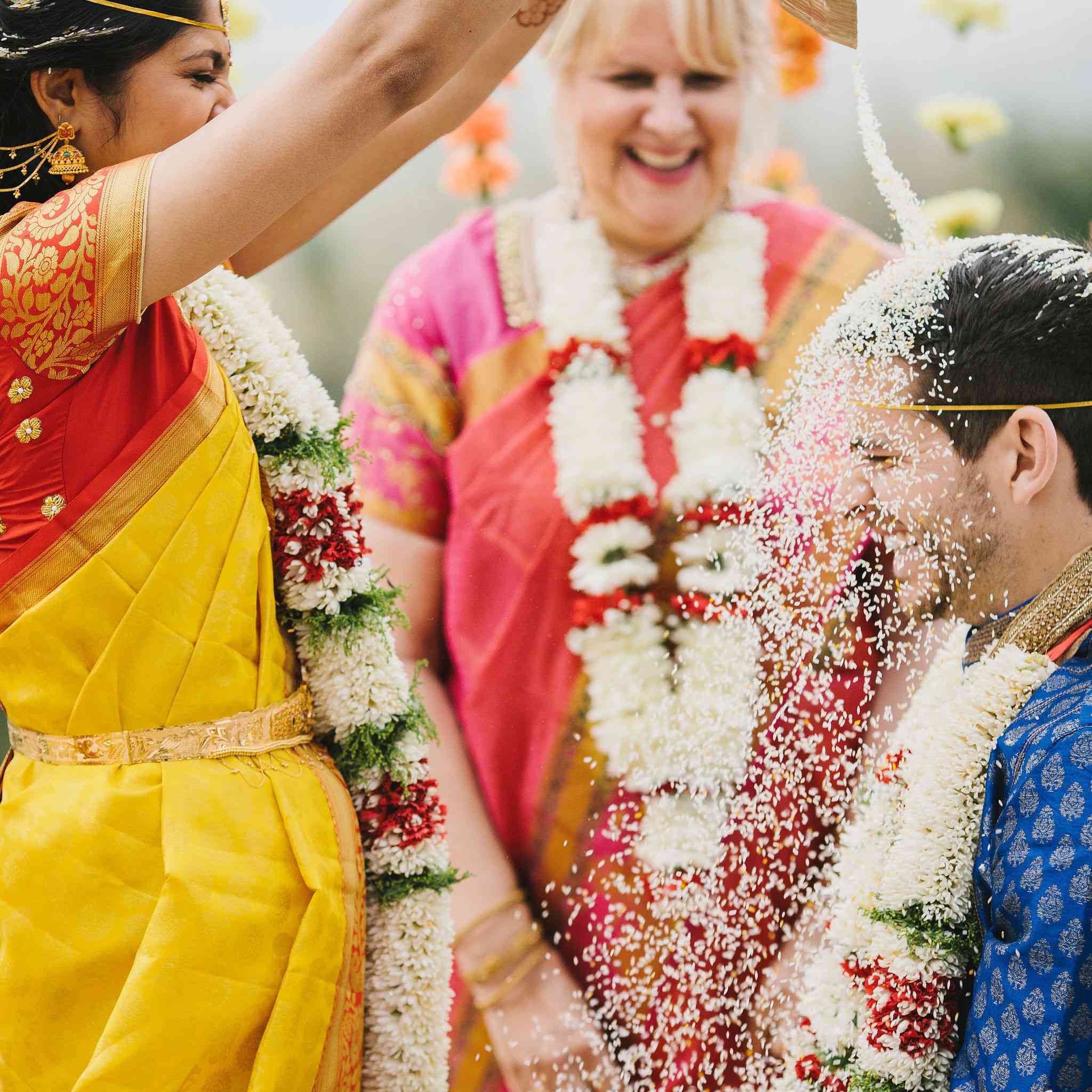 新娘向新郎撒大米