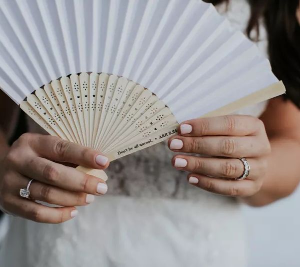 修剪整齐的手拿着扇子