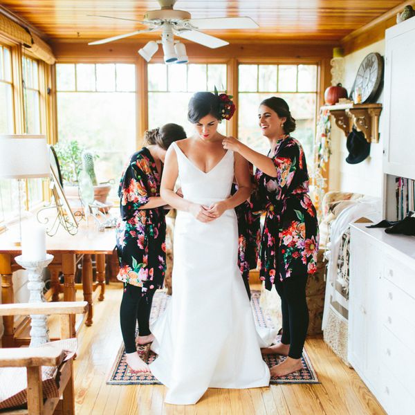 伴娘帮助新娘穿上婚纱