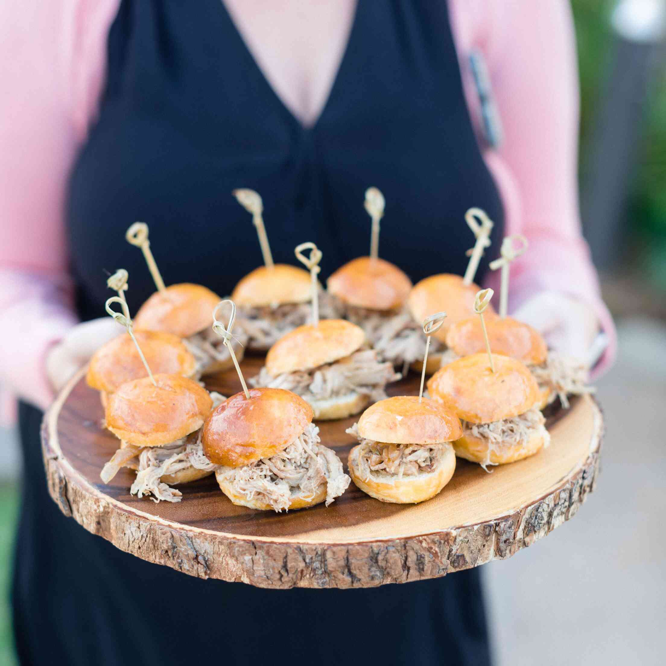 女人拿着拉制的猪肉滑块